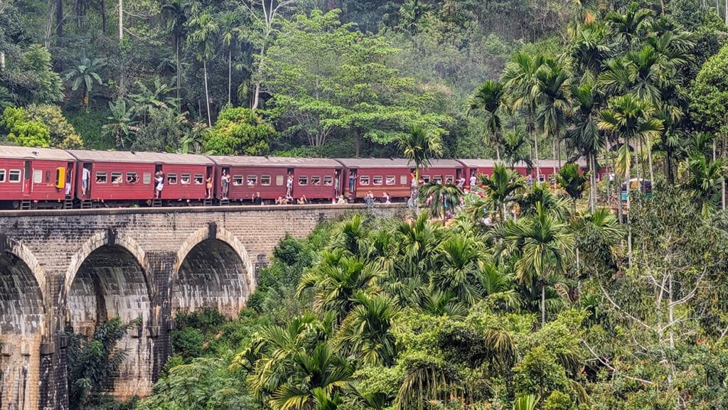 Nine Arch Bridge avec vue du Train Rouge Sri Lanka