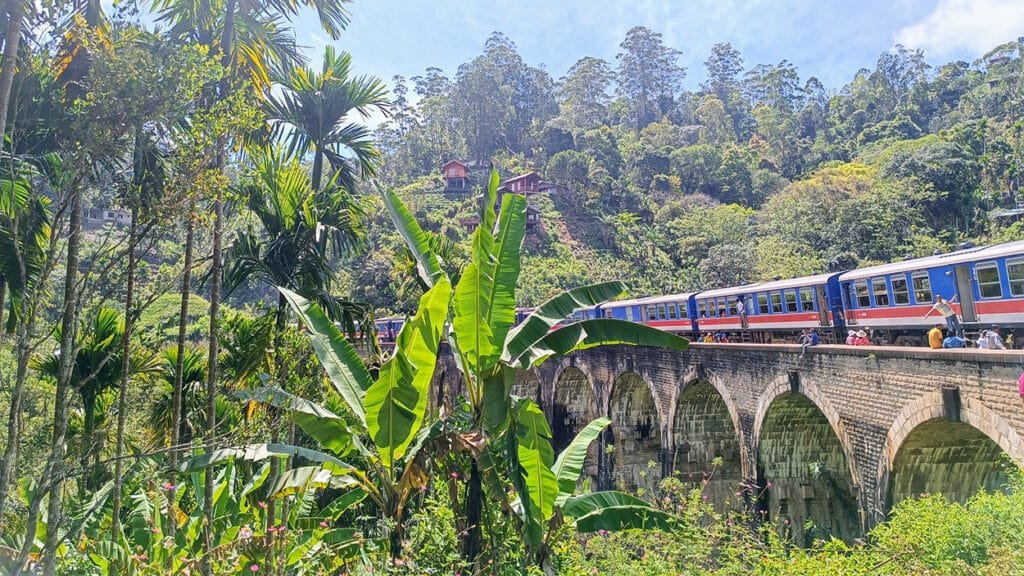 Nine Arch Bridge avec vue du Train Bleu Sri Lanka