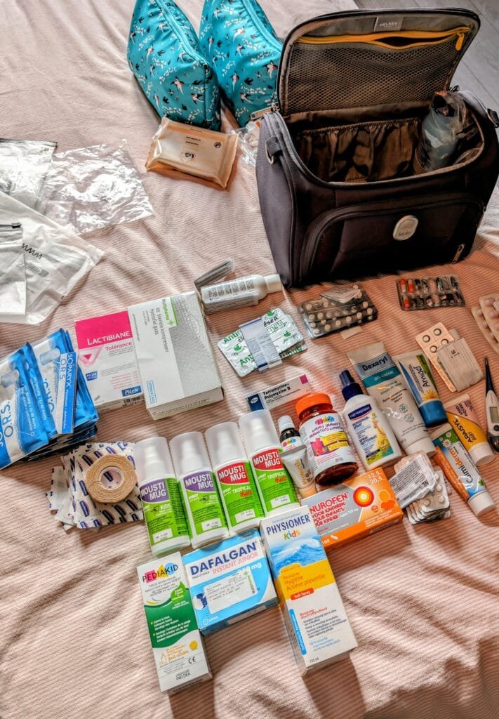 Une partie de notre trousse à pharmacie pour 19 jours au Sri Lanka à 4