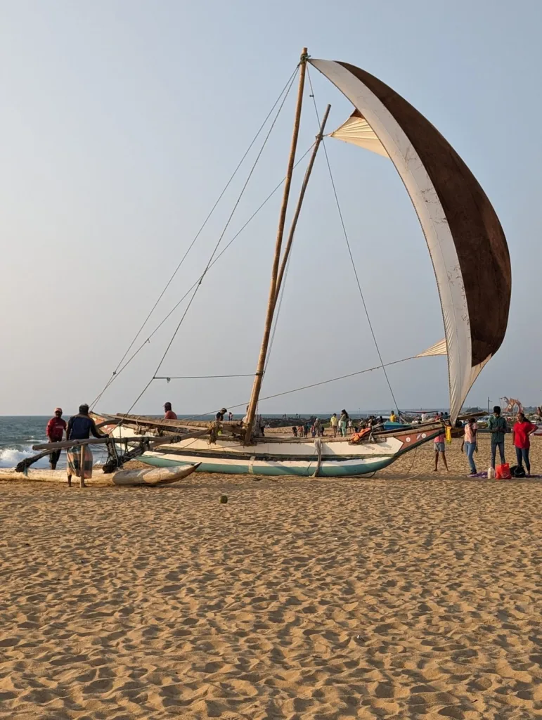 Bateau de pêche traditionnel à voile sur la plage de Negombo, Sri Lanka