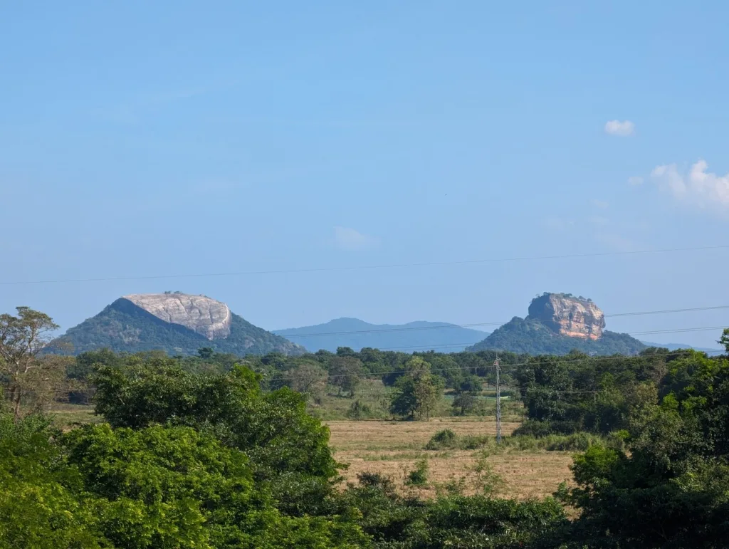 Le Rocher de Sigiriya et le Pidurangala dans la plaine, Sri Lanka