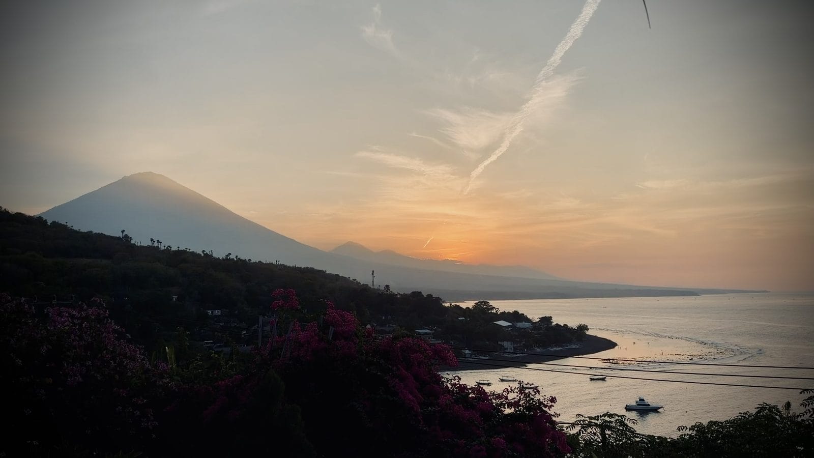 Coucher de soleil sur la plage de sable noir d'Amed, à Bali