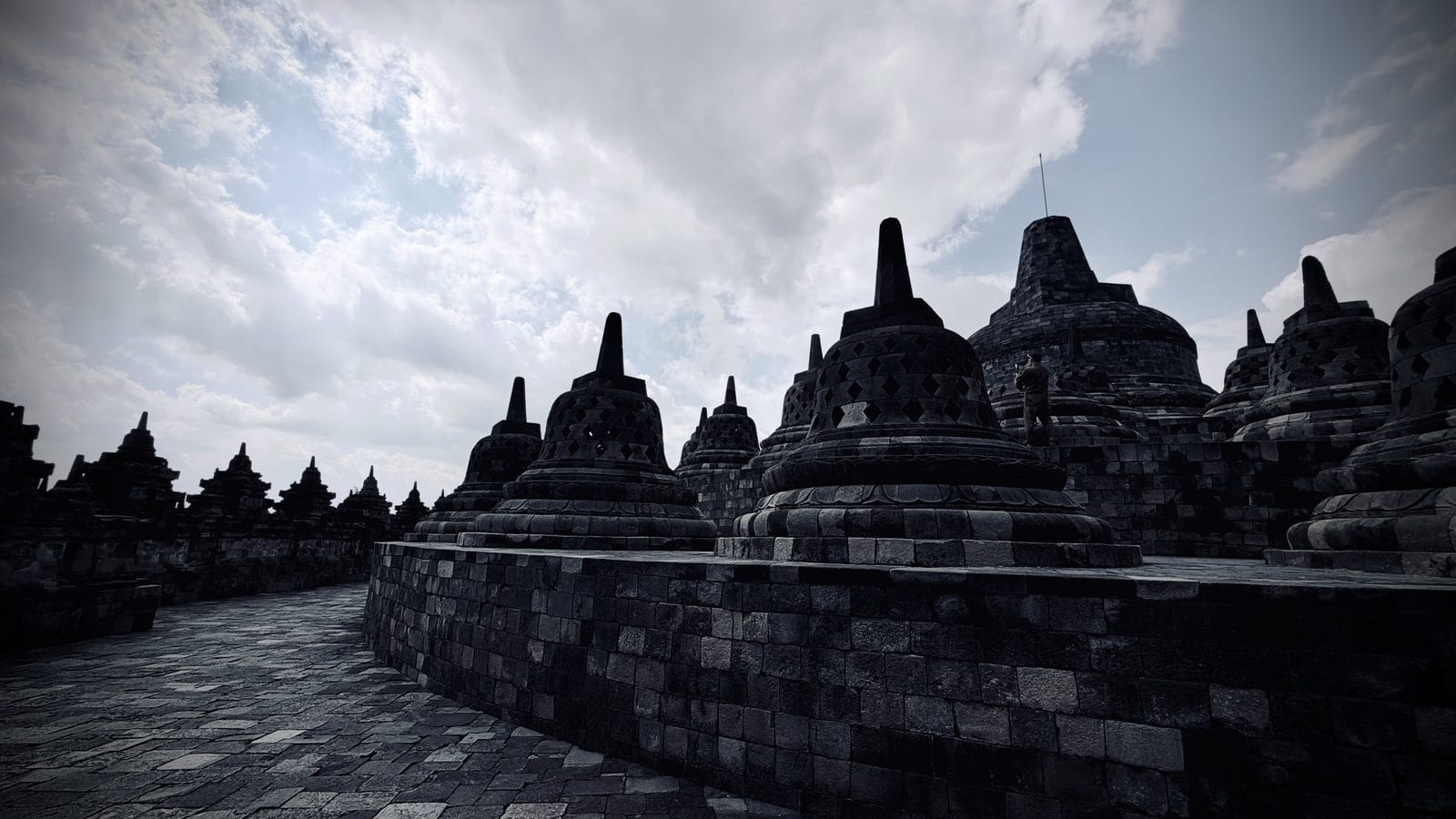 Les stupas ajourés des terrasses supérieures de Borobudur
