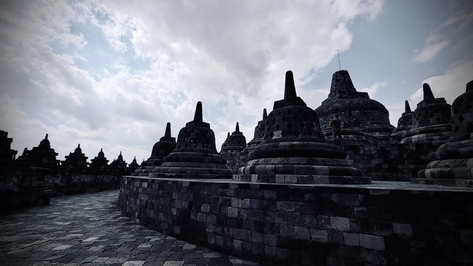 Les stupas ajourés des terrasses supérieures de Borobudur
