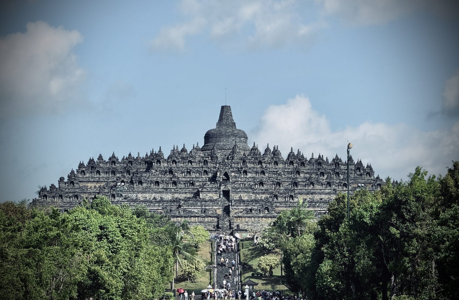 Le temple de Borobudur vu depuis l'allée d'accès, à Java