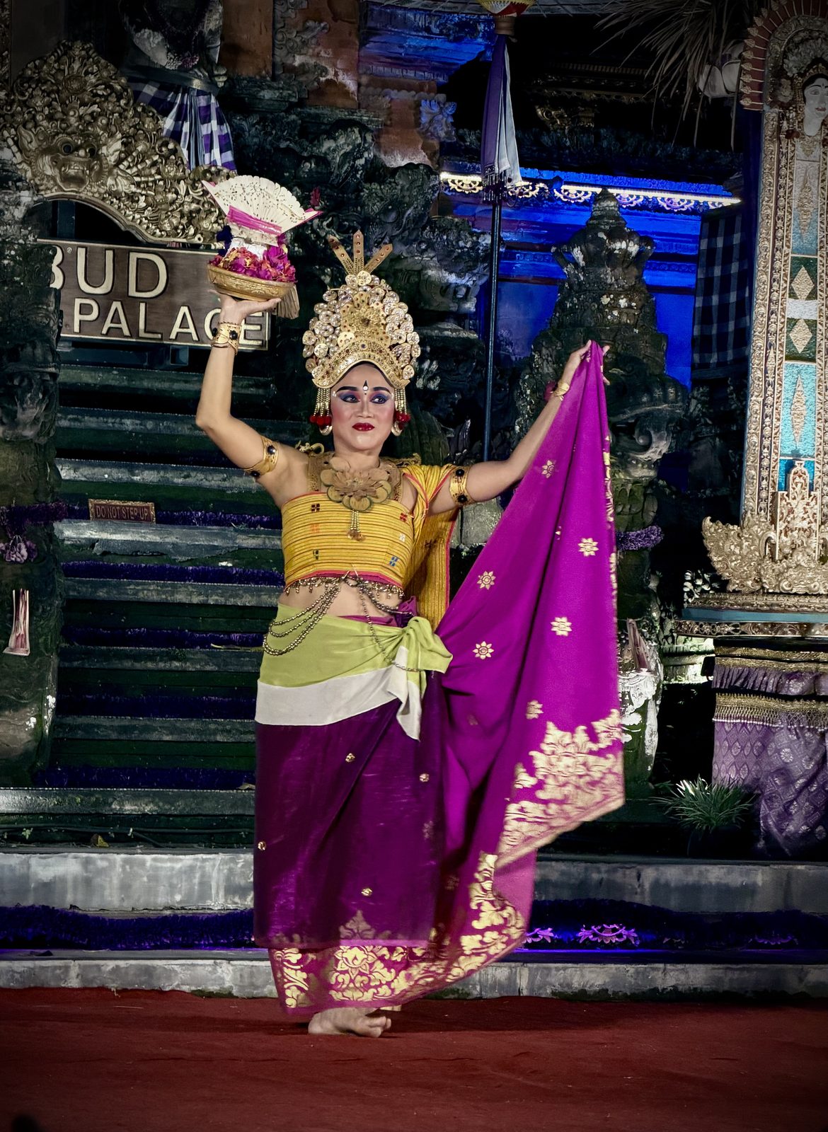 Danseuse balinaise en costume traditionnel lors du spectacle de l'Ubud Palace