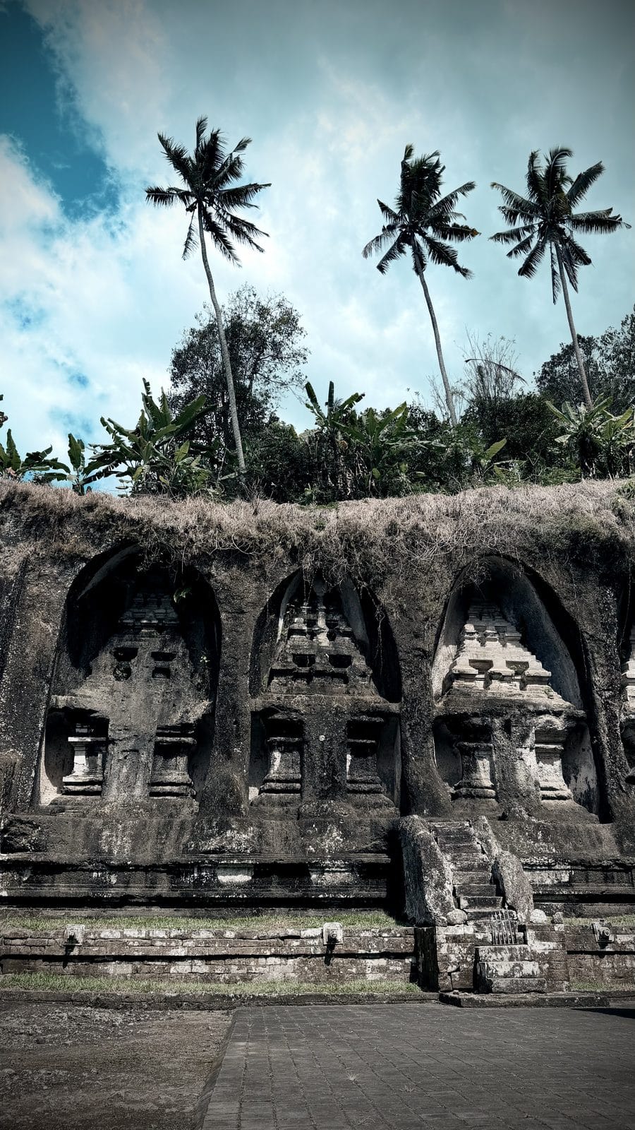 Les sanctuaires royaux sculptés dans la roche de Gunung Kawi à Tampaksiring