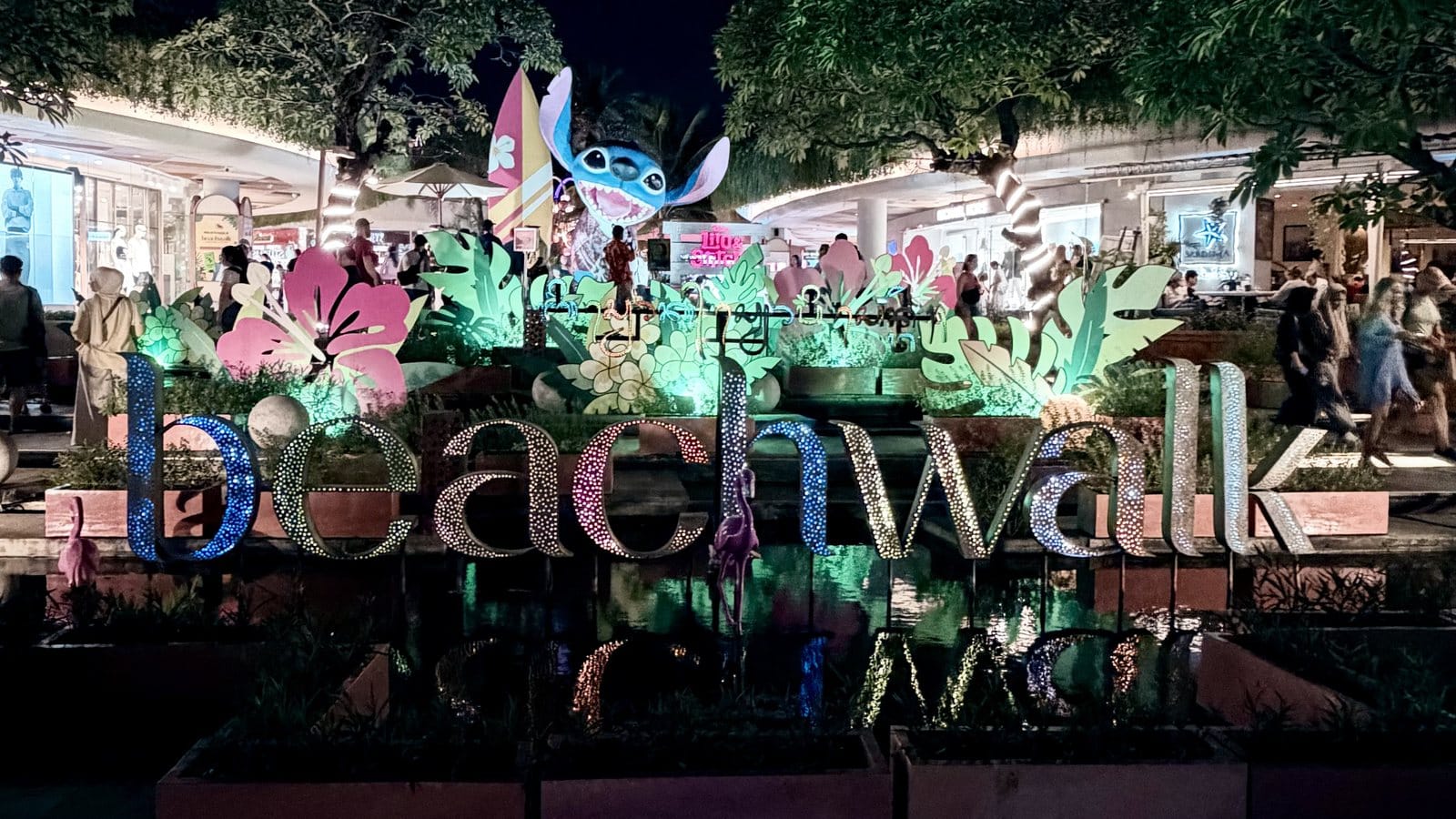 L'enseigne lumineuse du Beachwalk de Kuta et son bassin la nuit, à Bali