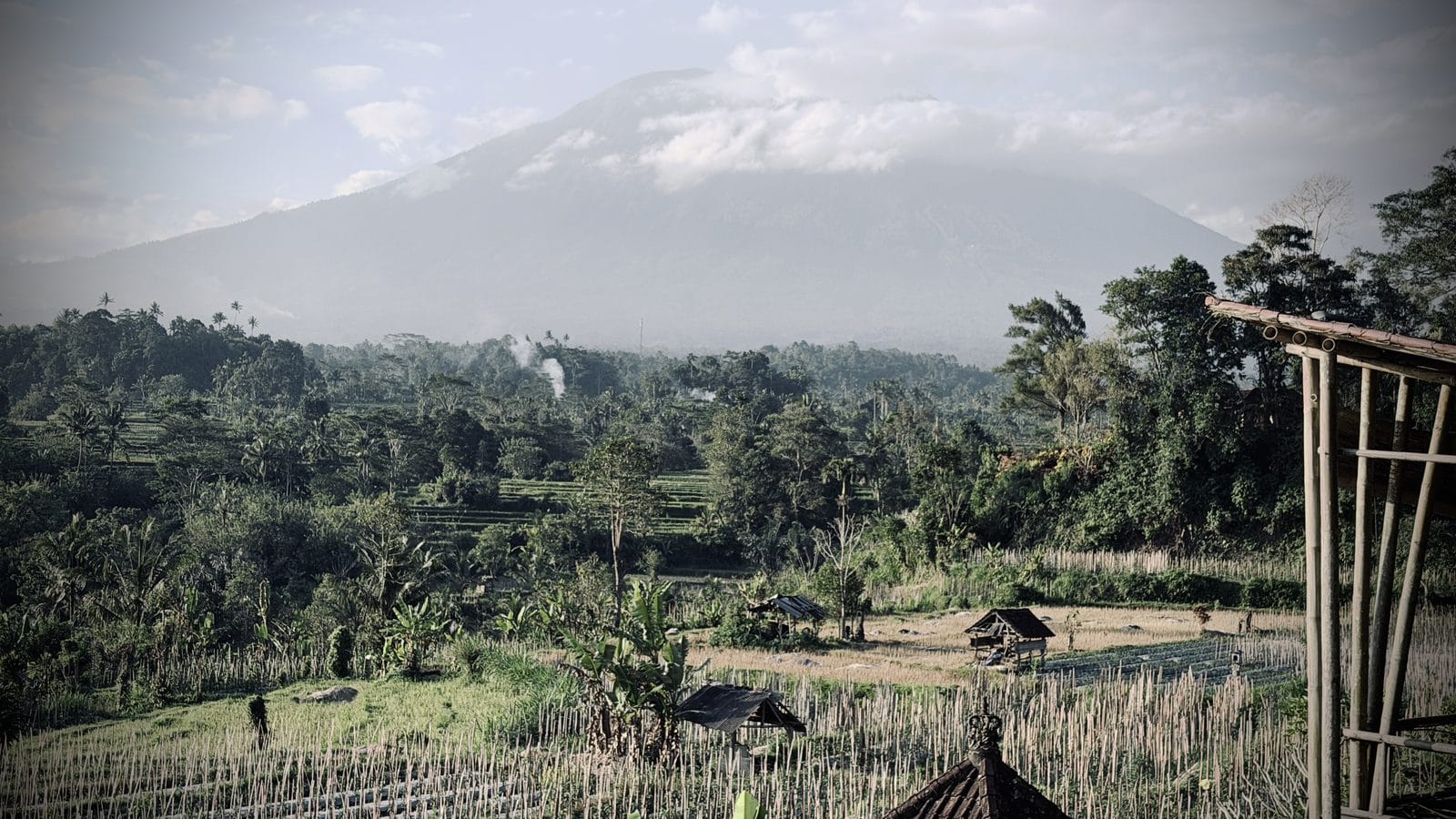 Le mont Agung et les rizières en terrasses vus depuis Manggis
