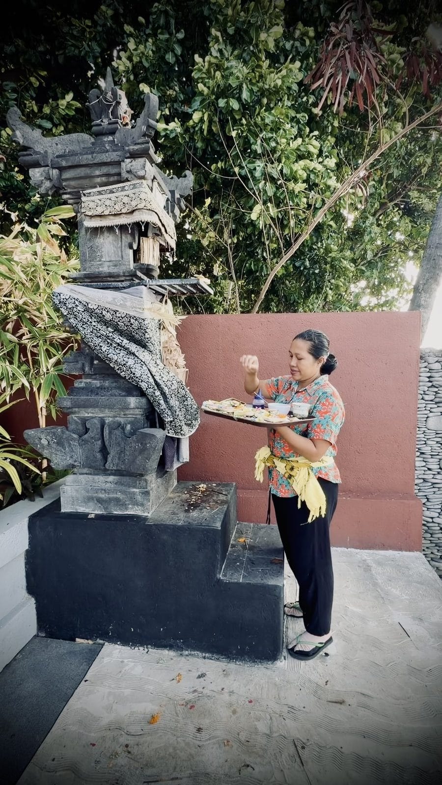 Dépôt des offrandes du matin sur l'autel de notre hôtel à Bali
