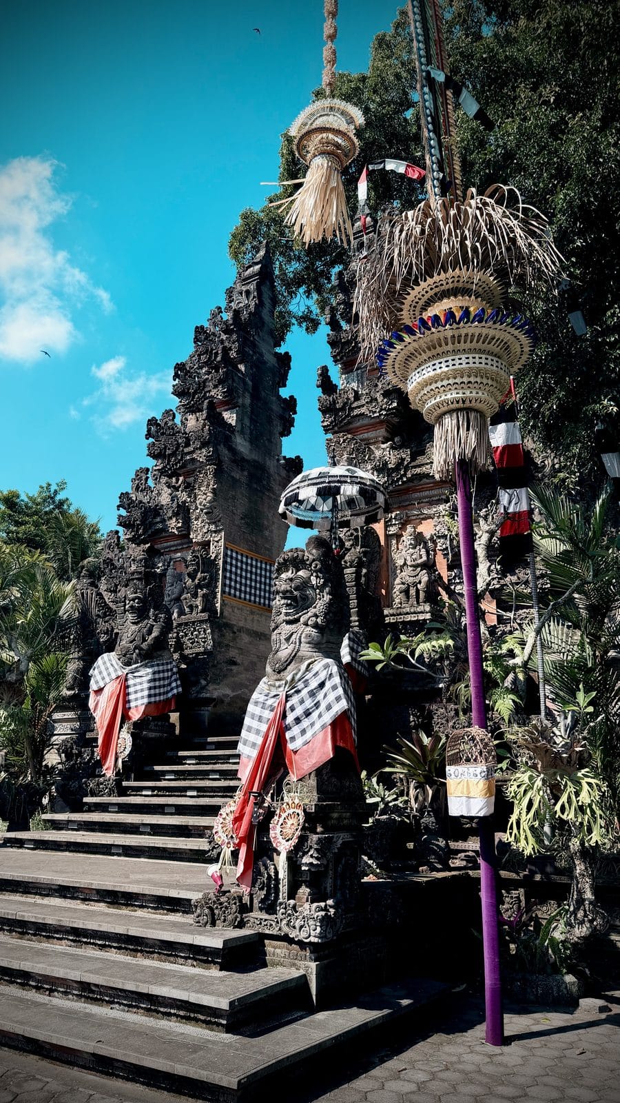 Le Pura Gunung Lebah d'Ubud décoré pour une cérémonie, avec ses penjor