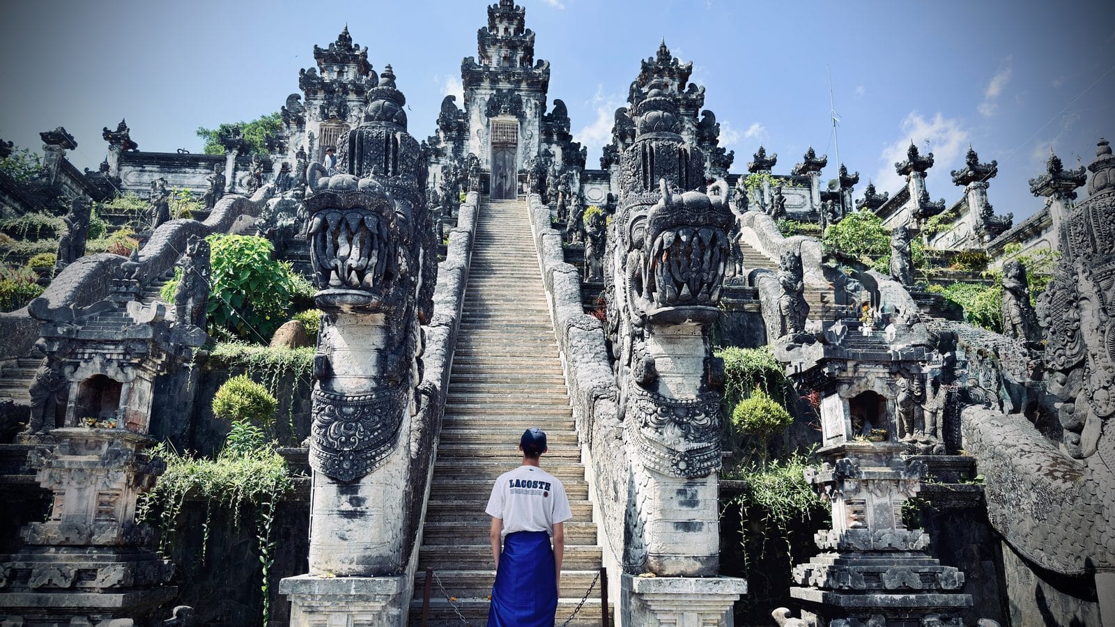 L'escalier bordé de dragons de sculpture du Pura Lempuyang à Bali