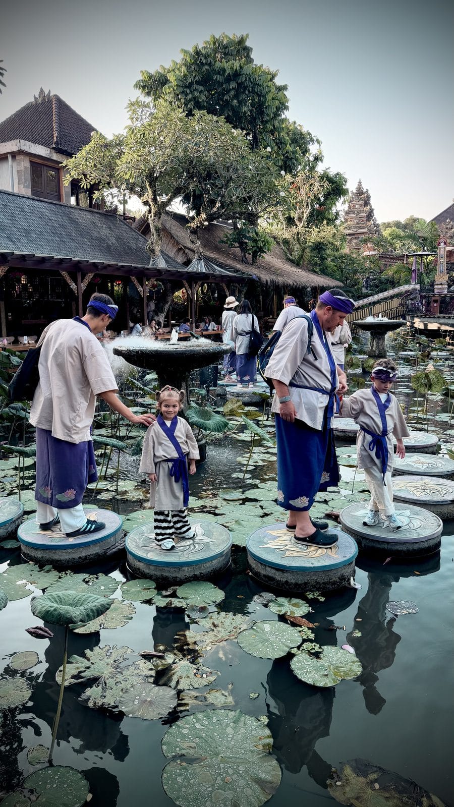 Passage sur les pierres du bassin de lotus du Pura Taman Saraswati à Ubud