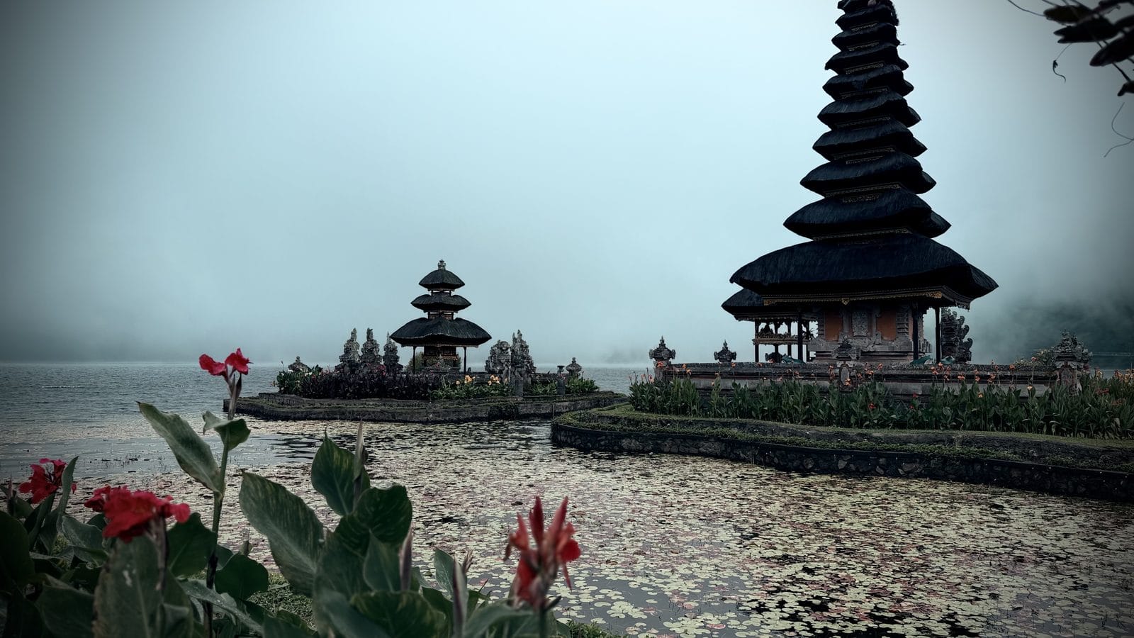 Le temple Pura Ulun Danu Bratan dans la brume, sur le lac Beratan à Bedugul