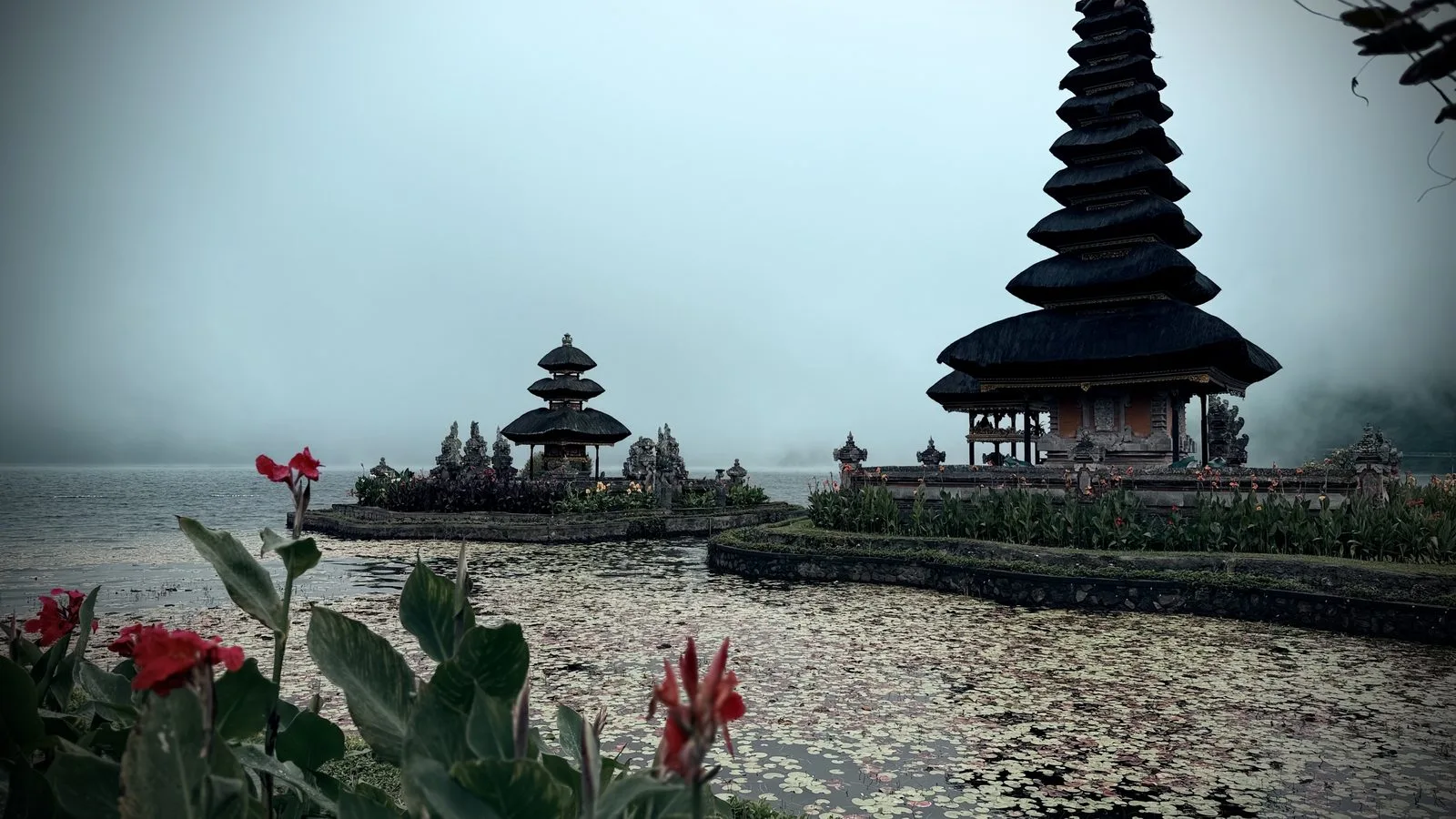Le temple Pura Ulun Danu Bratan dans la brume, sur le lac Beratan à Bedugul