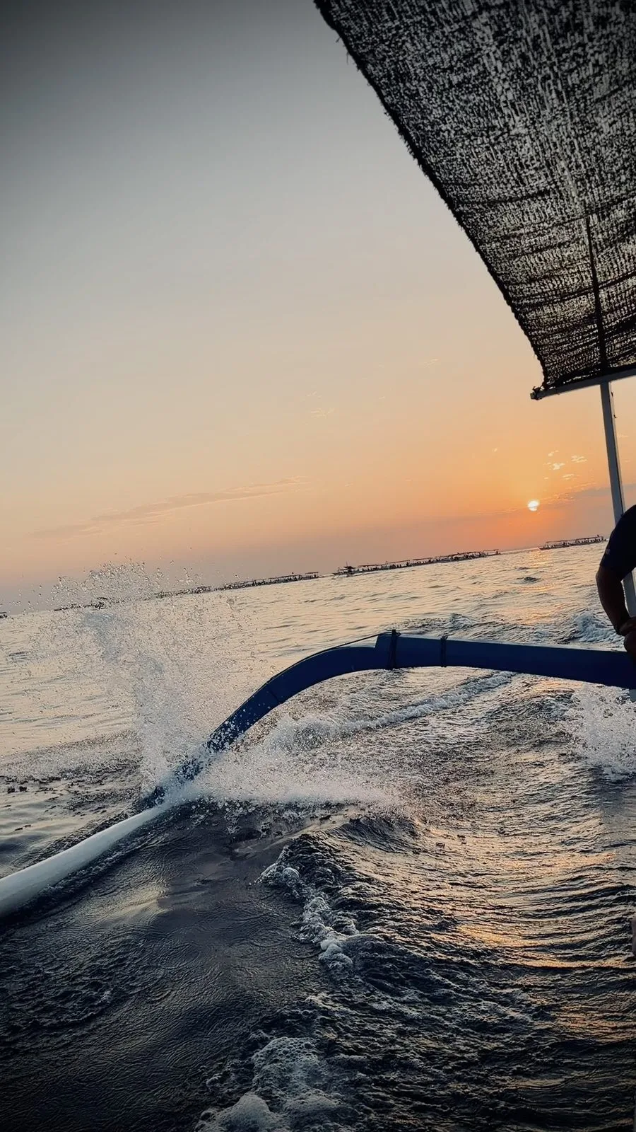 Lever de soleil depuis un bateau traditionnel à balancier au large de Lovina