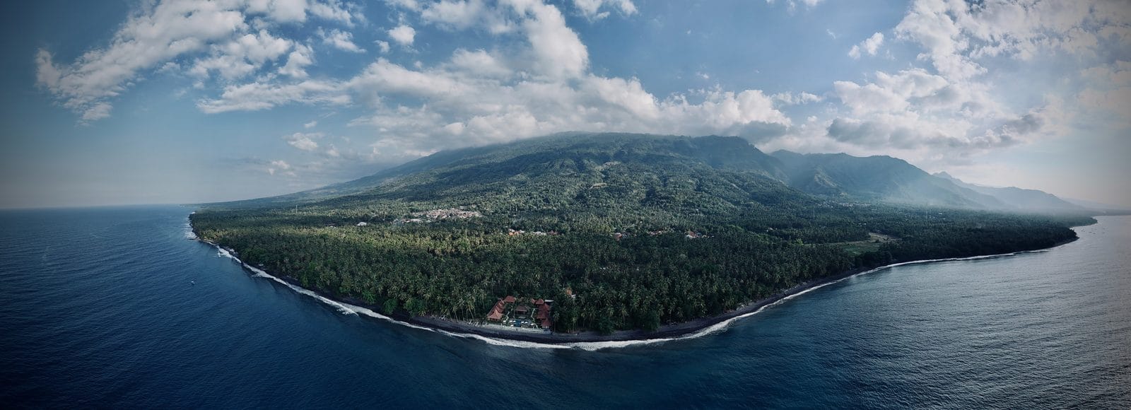 Vue aérienne de la côte nord de Bali à Tejakula, entre mer et jungle