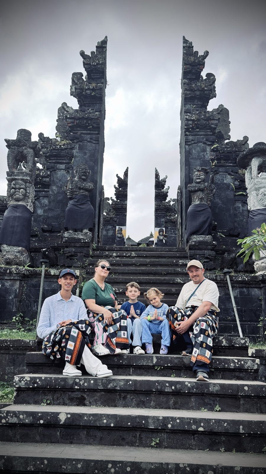 Notre famille assise sur les marches du temple de Besakih à Bali