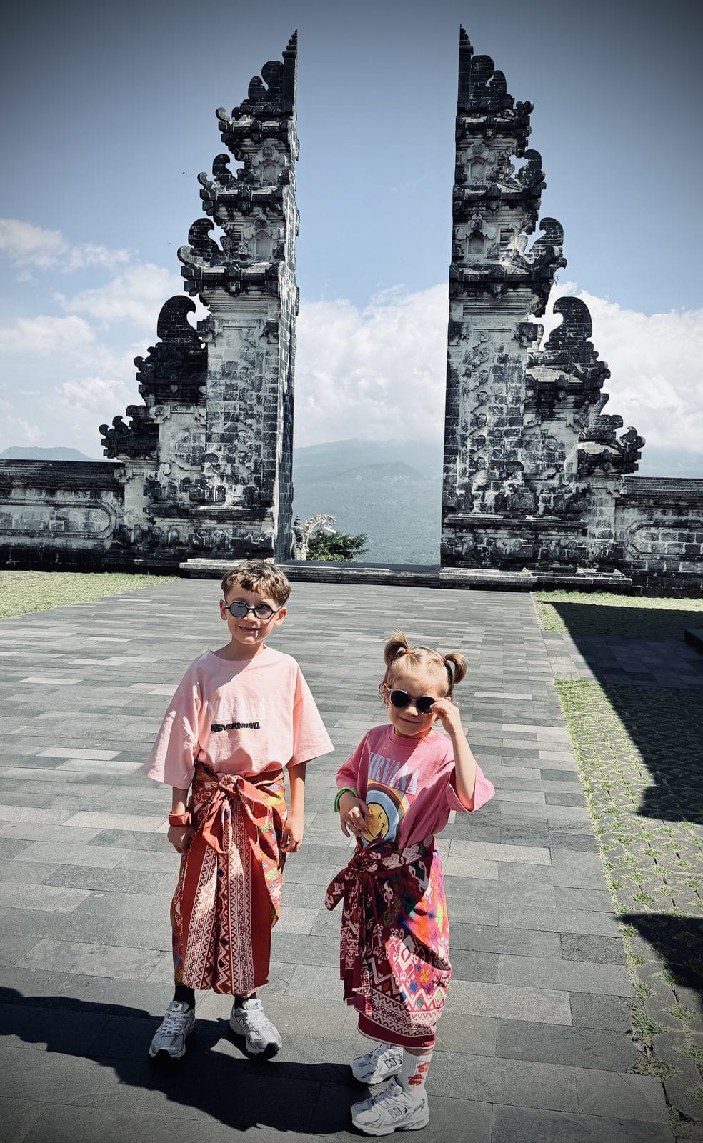 Nos deux enfants en sarong devant le portail du paradis du temple de Lempuyang