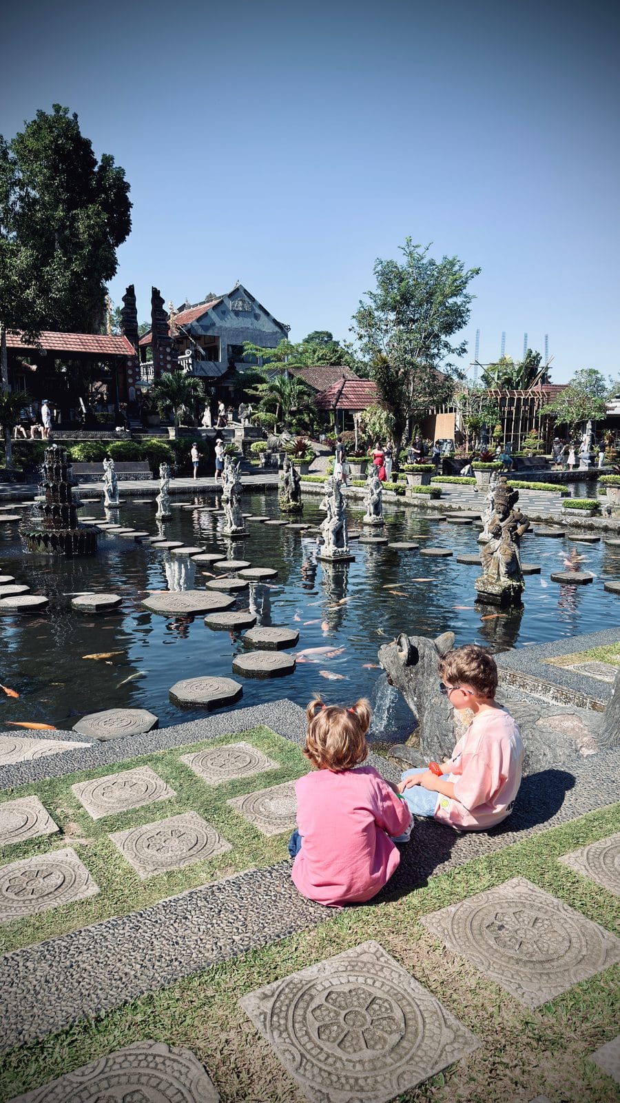 Les bassins à carpes koï et les statues du palais d'eau de Tirta Gangga
