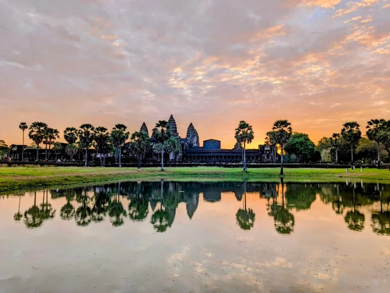 Lever de soleil sur le temple d'Angkor Wat et son reflet dans le bassin, au Cambodge