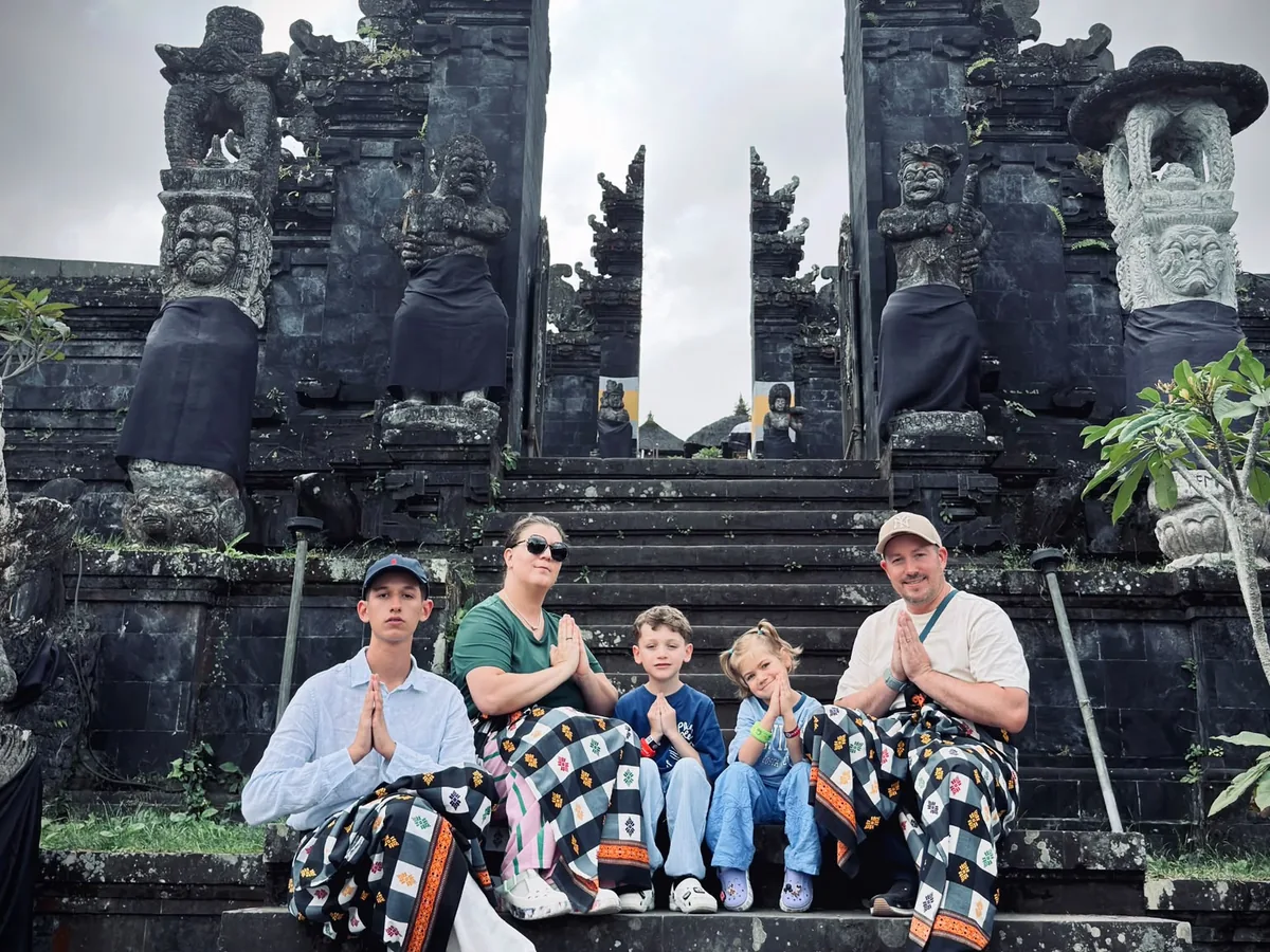 Julie, Matthieu et leurs trois enfants devant un temple à Bali